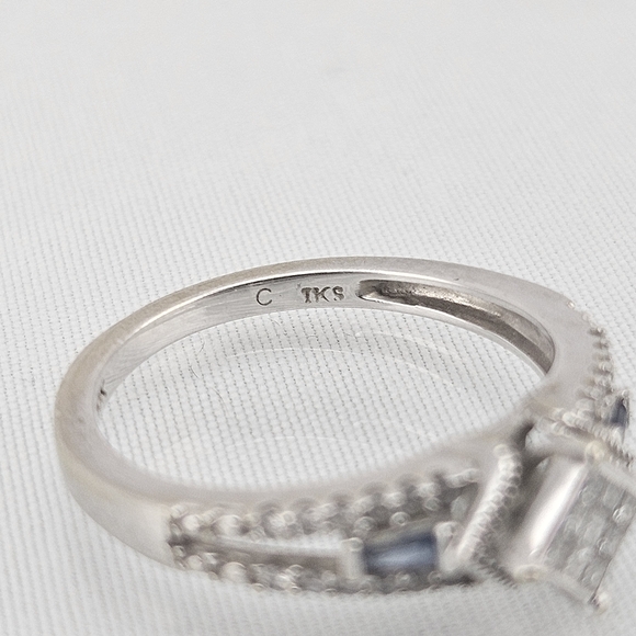10k White Gold Engagement/Promise Ring with Natural Diamonds & Sapphire - Picture 6 of 9